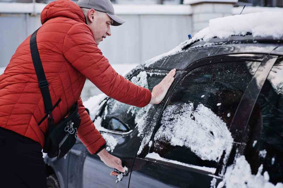 Auto sommersa da neve