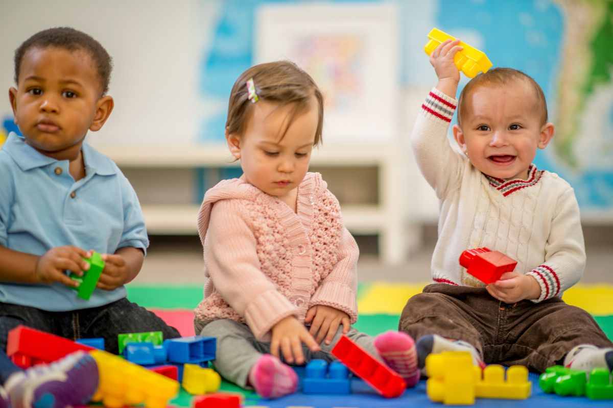 Bambini giocano all'asilo