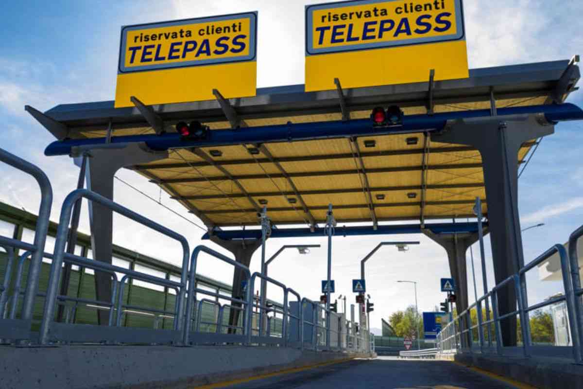 Casello autostradale corsia del Telepass