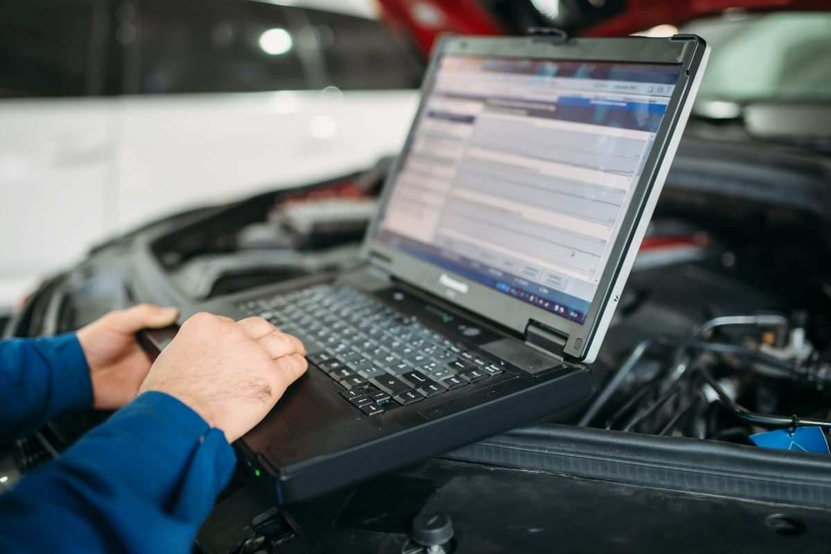 Controllo dell'auto in officina tramite PC