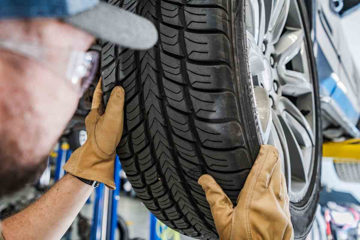 Controllo delle gomme in officina