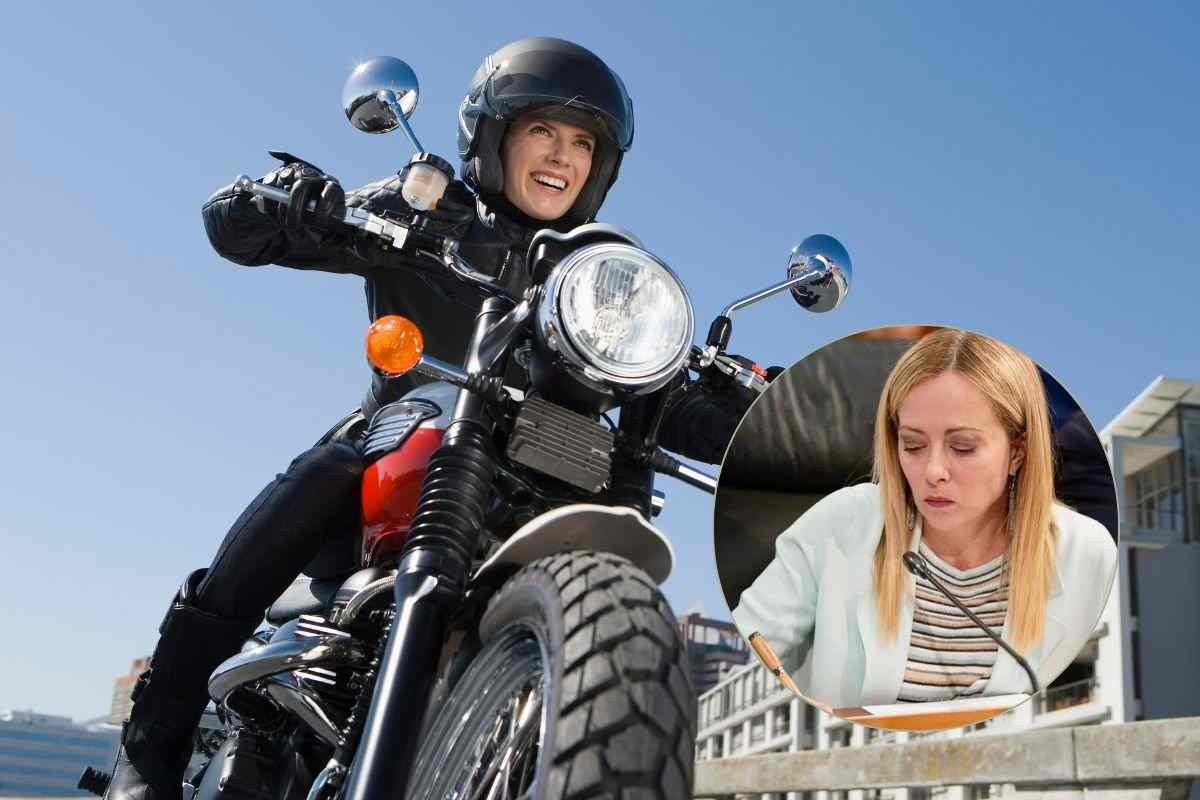 Donna alla guida di una moto