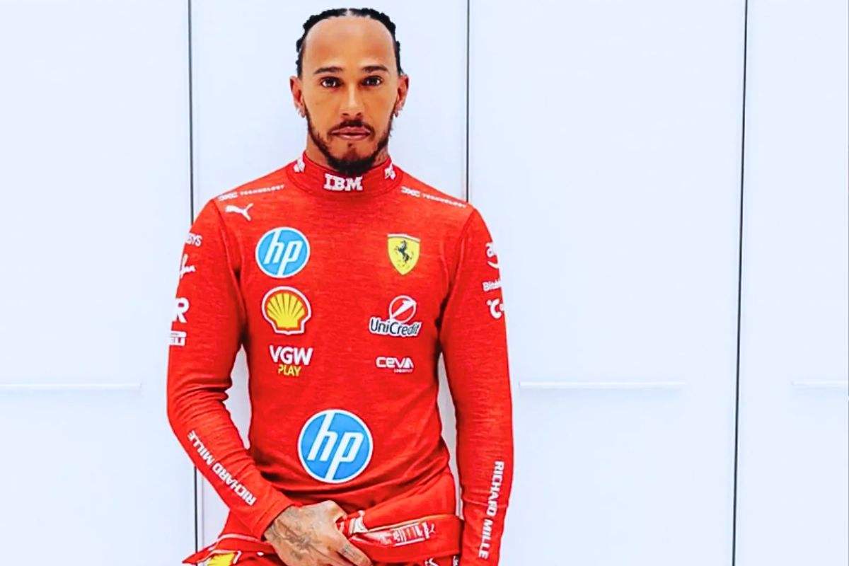 Lewis Hamilton con la divisa Ferrari