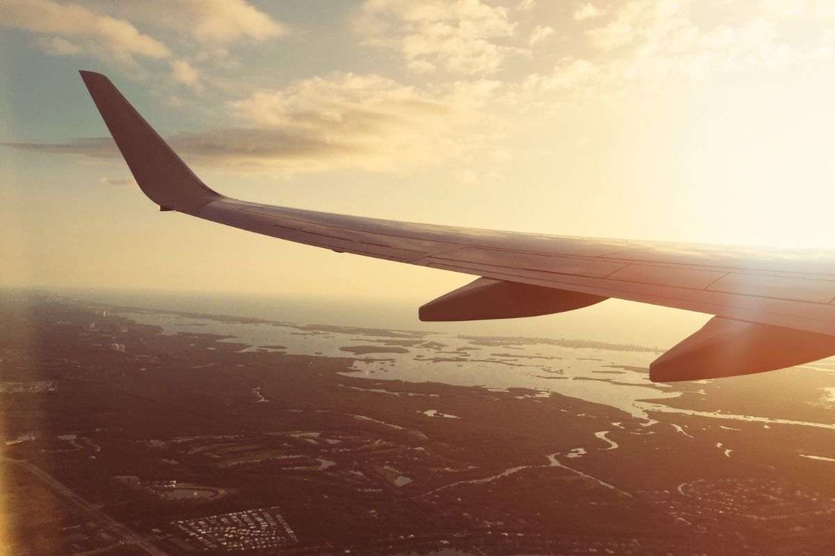 Panorama all'alba dal finestrino dell'aereo