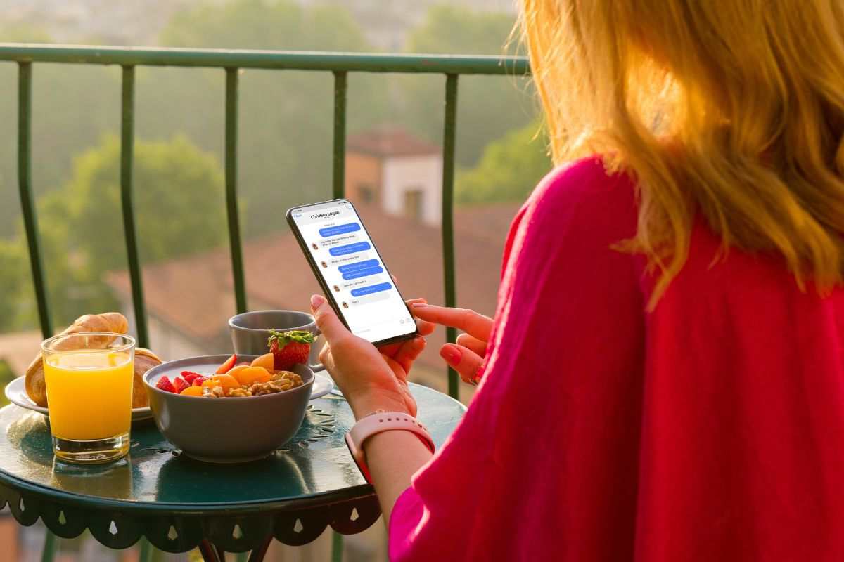 Ragazza manda messaggi sul balcone di casa