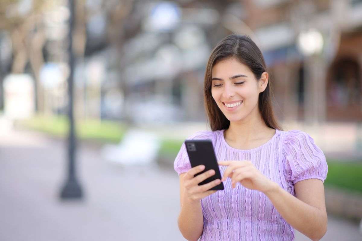 Ragazza sorride al telefono