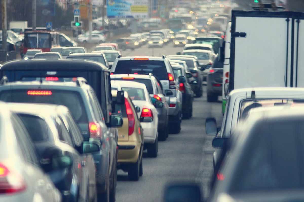 Traffico nell'ora di punta in una metropoli